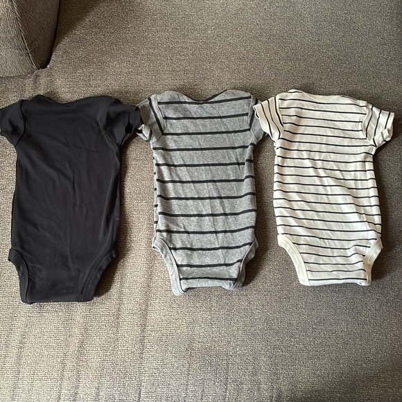 Bundle of Neutral Gerber Onesies Size 6-9 Months - Picture 5 of 6